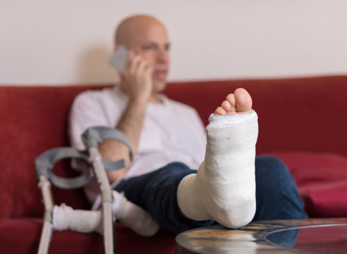 Man with a broken leg calling a Fairburn personal injury lawyer